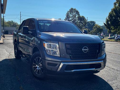 2023 Nissan Titan SV