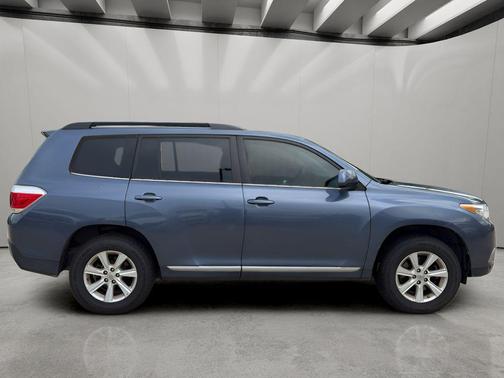 Shoreline Blue Metallic 2013 Toyota Highlander SE