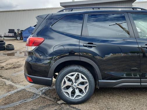 Crystal Black Silica 2022 Subaru Forester Premium