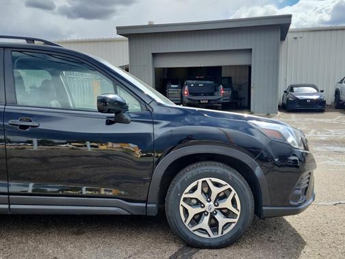 Crystal Black Silica 2022 Subaru Forester Premium