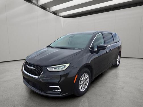 Brilliant Black Crystal Pearlcoat 2023 Chrysler Pacifica Touring L