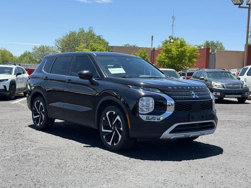 Labrador Black Pearl 2022 Mitsubishi Outlander SE Black Edition