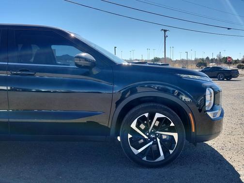 Labrador Black Pearl 2022 Mitsubishi Outlander SE 2.5 2WD