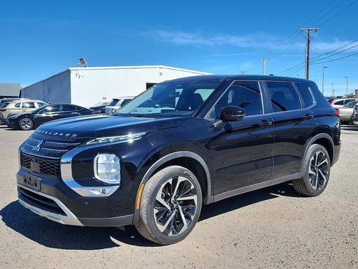 Labrador Black Pearl 2022 Mitsubishi Outlander SE 2.5 2WD