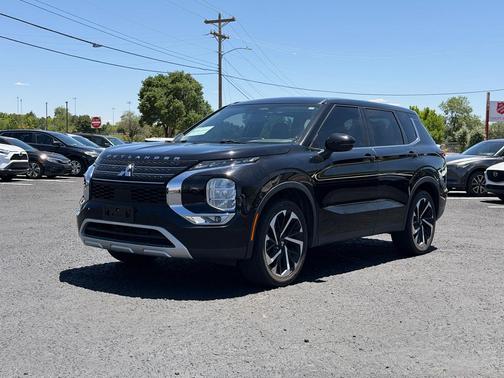Labrador Black Pearl 2022 Mitsubishi Outlander SE Black Edition