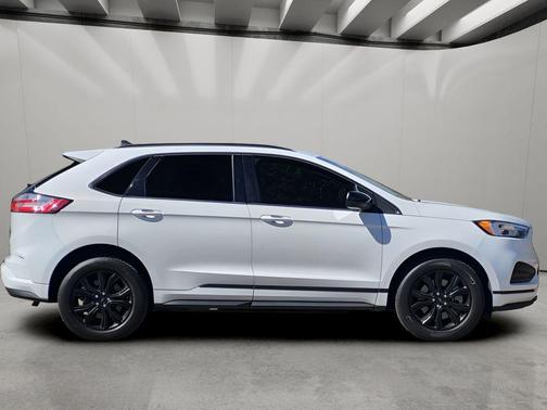 Oxford White 2022 Ford Edge SE