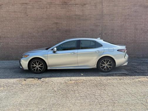 Celestial Silver Metallic 2024 Toyota Camry SE