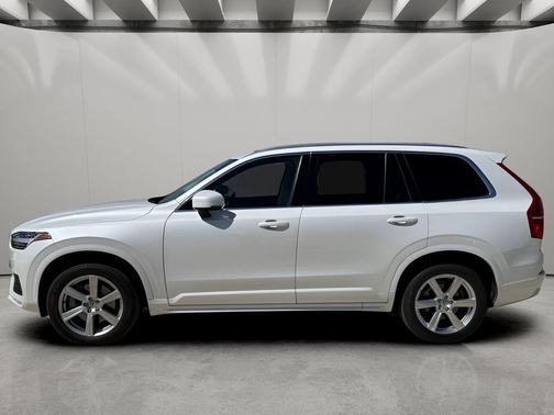 2022 Volvo XC90 T5 Momentum