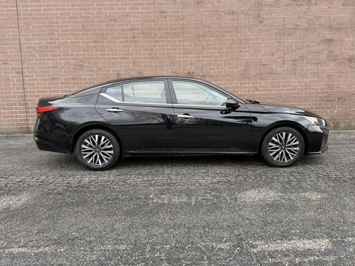 Super Black 2024 Nissan Altima 2.5 SV