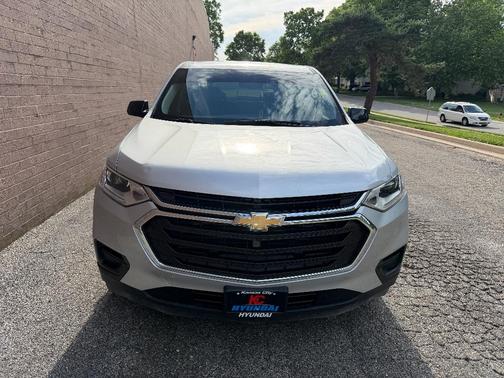 Silver Ice Metallic 2019 Chevrolet Traverse LS