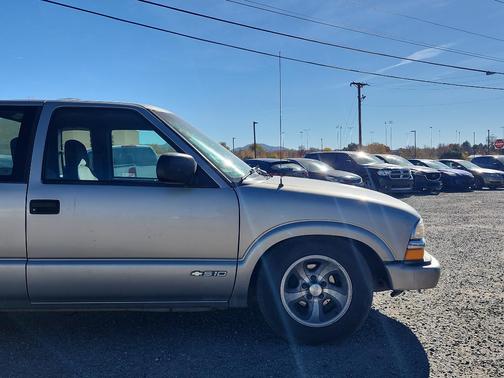 2000 Chevrolet S-10 Base