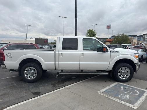 White 2015 Ford F-250 Super Duty Lariat