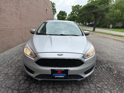 Ingot Silver Metallic 2018 Ford Focus SE