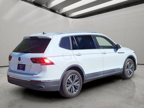 Pure White 2022 Volkswagen Tiguan 2.0T SE