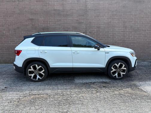 Pure White 2023 Volkswagen Taos 1.5T SEL