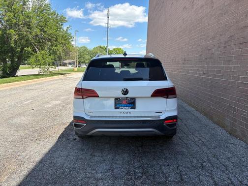 Pure White 2023 Volkswagen Taos 1.5T SEL