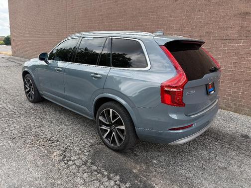 Thunder Grey Metallic 2022 Volvo XC90 T6 Momentum