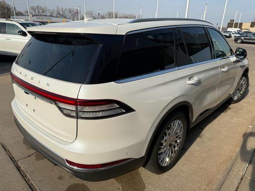 Pristine White Metallic Tri-Coat 2020 Lincoln Aviator Reserve