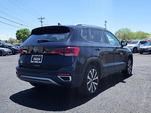 Deep Black Pearl 2024 Volkswagen Taos 1.5T SE