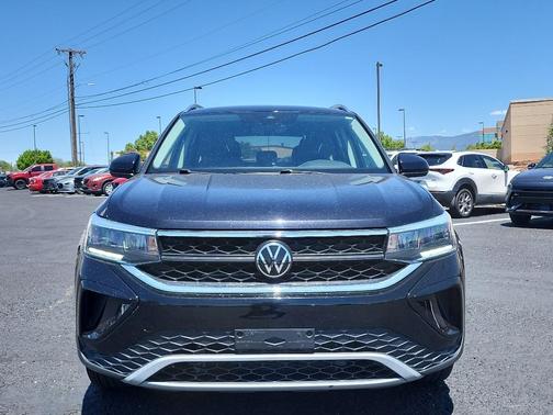 Deep Black Pearl 2024 Volkswagen Taos 1.5T SE