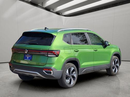 Bright Moss Green Metallic 2025 Volkswagen Taos 1.5T SE