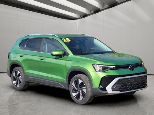 Bright Moss Green Metallic 2025 Volkswagen Taos 1.5T SE