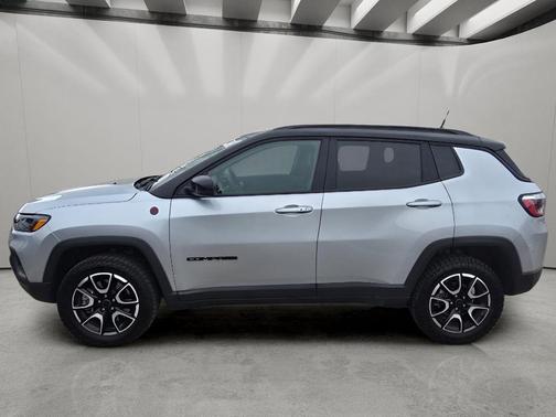 Silver Zynith Metallic Clearcoat 2025 Jeep Compass Trailhawk