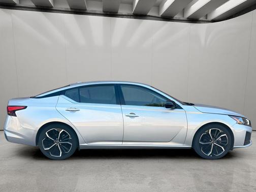 Brilliant Silver Metallic 2023 Nissan Altima SR FWD