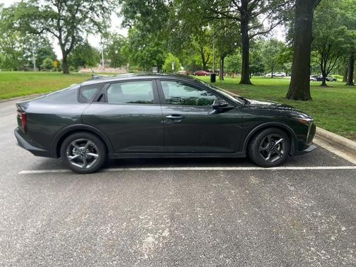 Aurora Black Pearl 2025 Kia K4 LXS