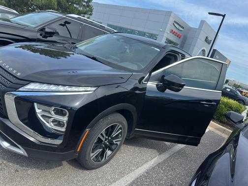 Labrador Black Pearl 2023 Mitsubishi Eclipse Cross SE