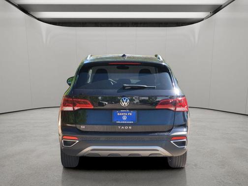 Deep Black Pearl 2024 Volkswagen Taos 1.5T SE