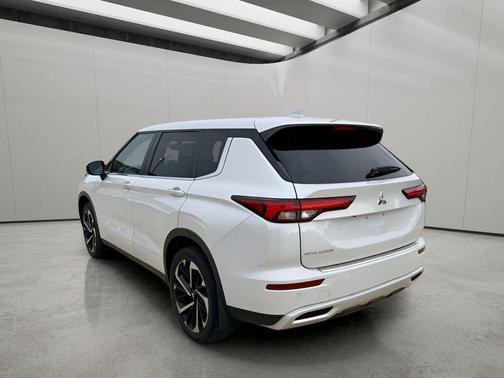 White Diamond 2023 Mitsubishi Outlander SP
