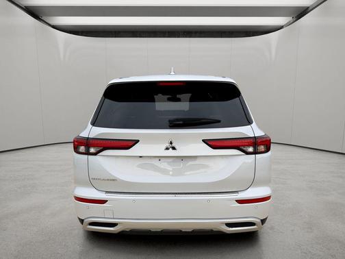 White Diamond 2023 Mitsubishi Outlander SP