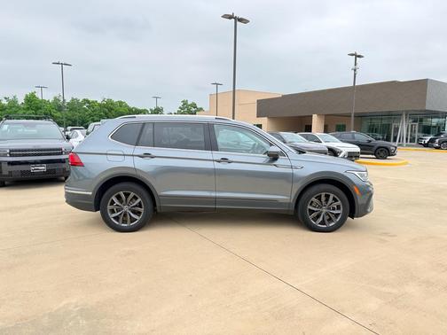 Platinum Gray Metallic 2022 Volkswagen Tiguan 2.0T SE