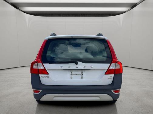 Ice White 2010 Volvo XC70 3.2