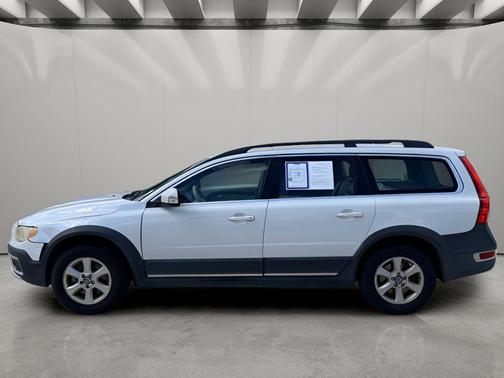 Ice White 2010 Volvo XC70 3.2