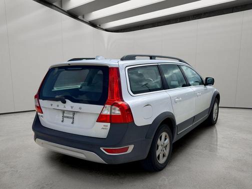 Ice White 2010 Volvo XC70 3.2