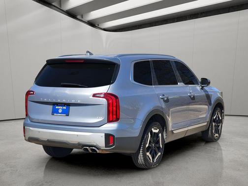 Everlasting Silver 2023 Kia Telluride S