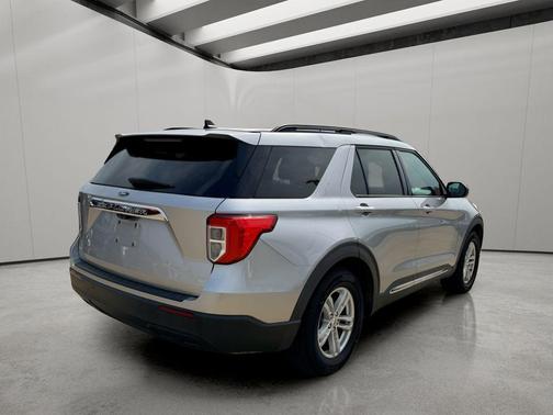 Iconic Silver Metallic 2021 Ford Explorer XLT