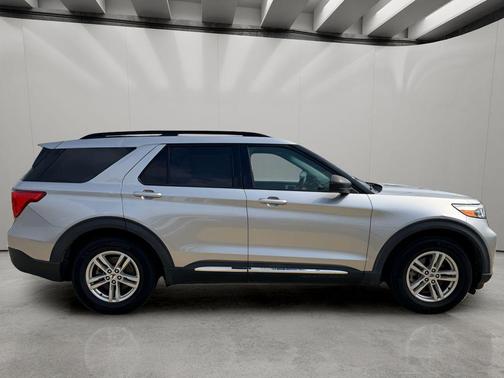 Iconic Silver Metallic 2021 Ford Explorer XLT