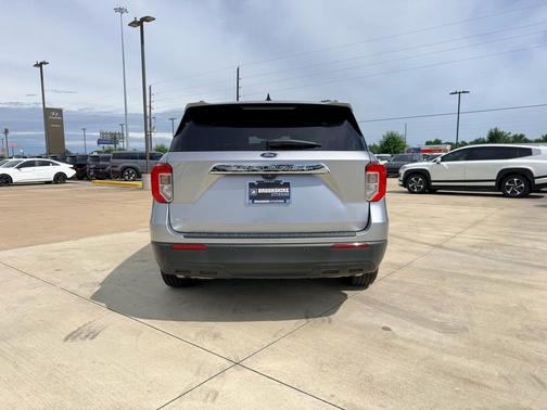 Iconic Silver Metallic 2021 Ford Explorer XLT