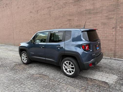 Slate Blue Pearlcoat 2023 Jeep Renegade Latitude