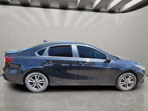 Aurora Black 2024 Kia Forte LXS