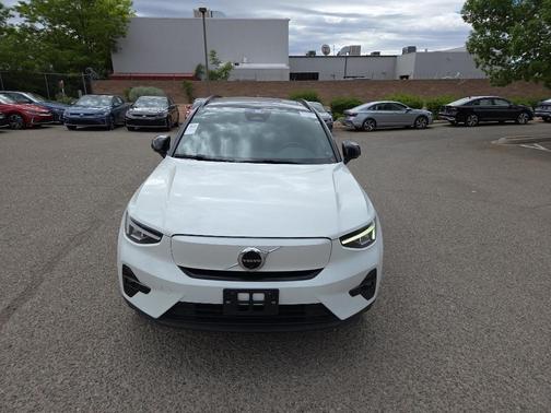 Crystal White Metallic 2023 Volvo XC40 Recharge Pure Electric Twin Plus