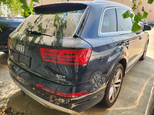 Orca Black Metallic 2017 Audi Q7 3.0T Prestige