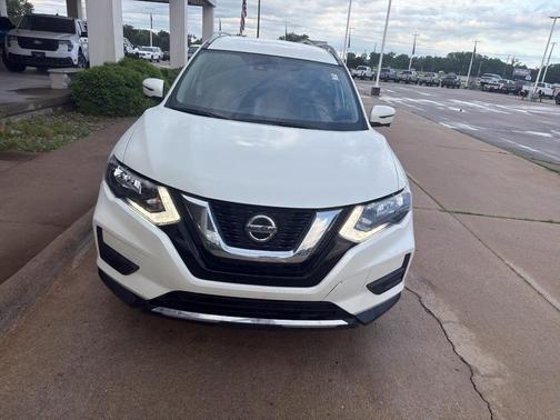Pearl White Tricoat 2019 Nissan Rogue SV