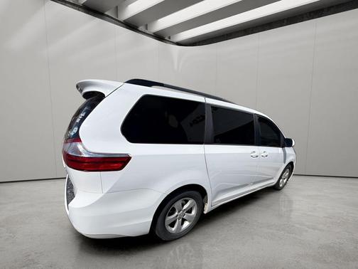 Super White 2015 Toyota Sienna