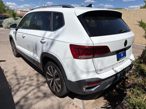 White 2024 Volkswagen Taos 1.5T SE