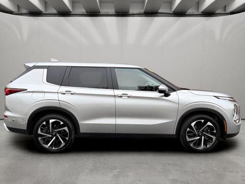Alloy Silver Metallic 2024 Mitsubishi Outlander SE S-AWC
