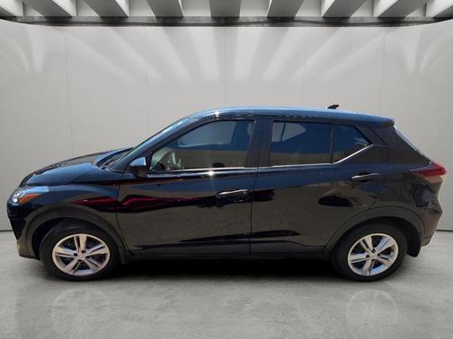 Super Black 2025 Nissan Kicks S
